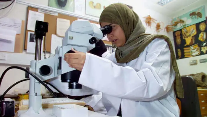 سيدة عمانية تجري أبحاثاً في المختبر